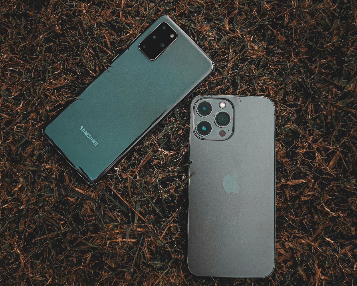Samsung Galaxy S24 i Apple iPhone 15