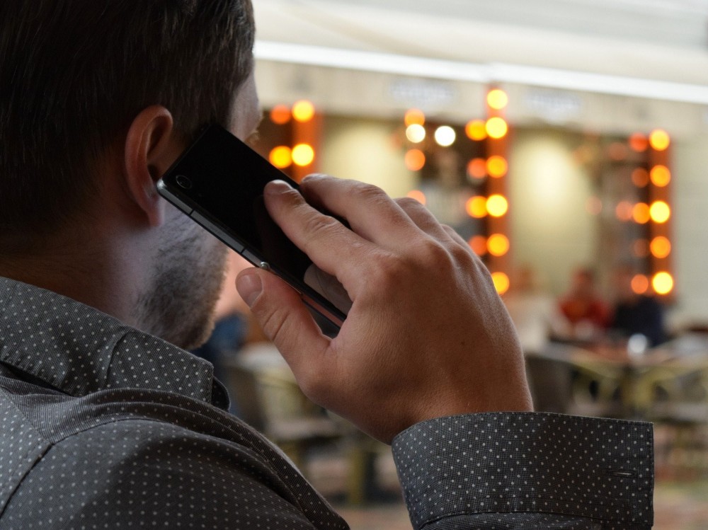 Rozmowa przez telefon kom&oacute;rkowy