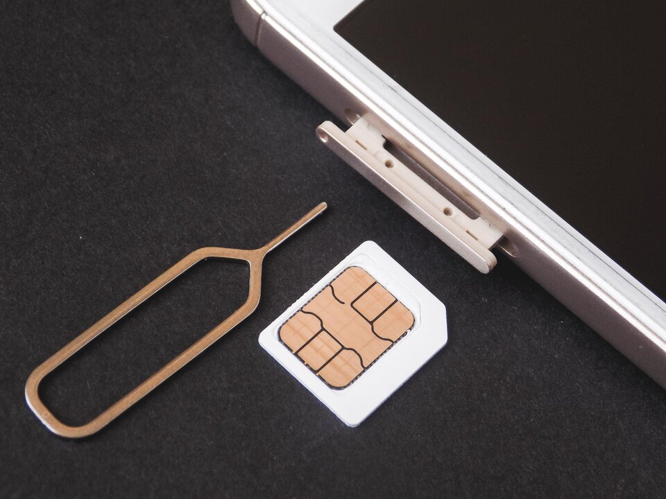Dlaczego telefon nie widzi karty SIM?