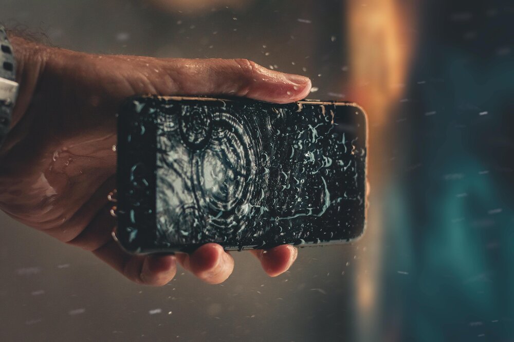 Zalany telefon &ndash; 3 najlepsze i sprawdzone sposoby na suszenie telefonu